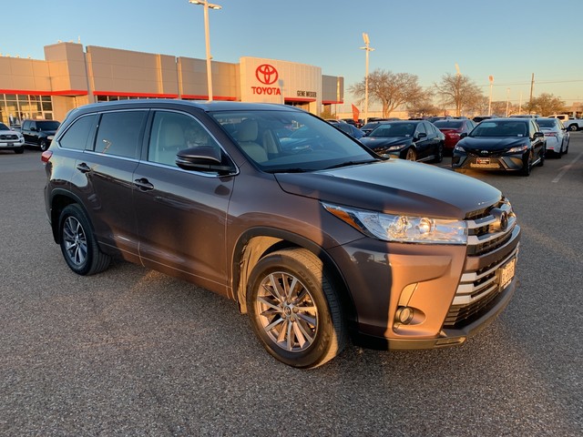 Certified Pre Owned 2017 Toyota Highlander Xle Front Wheel Drive Suv